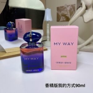 💹50✍🏻专柜版，
2023年新款 My Way阿玛尼自我无界我的方式香精版Le Parfum 浓香水90ml
香精PARFUM
相比经典款浓香水,
香精这款香草味更浓郁,甜而不腻
香调:花香调
前调:佛手柑、橙花
中调:晚香玉、鸢尾、紫堇
基调:雪松木、香草、白麝香
活泼甜美仙女白花香调