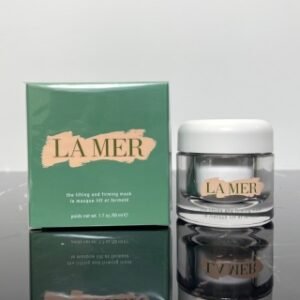 💹65✍🏻专柜版，
海蓝之谜睡眠面膜50ml！我觉得这款面膜是lamer家最最值得入手的产品，甚至胜过精华面霜!俗称轮廓面膜，我的这瓶是50ml，配刷子，很耐用，官方介绍是紧致提升、精致轮廓、唇夜修复!味道是淡淡的香味，质地是浅绿色细腻乳霜质地，比乳霜黏一点点，毕竟是面膜。LA MER海蓝之谜紧致提升精华面膜保湿修护紧致涂抹面膜。