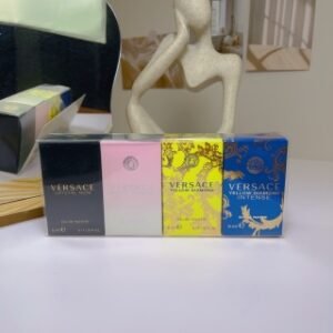 💹40✍️专柜版本
范思哲晶钻香水小样5ml四件套!5ml×4。味道:蓝盒金钻,黄盒金钻,粉钻,黑钻。