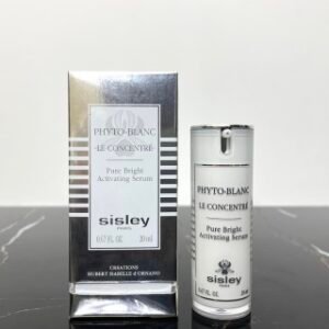 💹55✍️专柜版本
希思黎焕白密集精华20ml🔜264916编码！法国Sisley希思黎焕白密集精华20ml🔺淡化斑点均匀透亮肤色，质地清爽通透，相当水润，薄薄一层乳液状，一抹即化，好吸收。
且吸收后皮肤柔滑轻盈，完全没有黏腻感，不假白。
希思黎焕白精华液那股来自天然植物的淡雅香气每次用都感觉十分治愈。