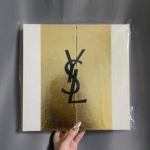 💹75✍️专柜版本
圣罗兰金箔香水八件套
‣品牌:YSL圣罗兰金箔礼盒8件套
[]2021 双旦圣罗兰双旦套盒[]
一款拥有爱的味道，因爱而来时刻将你放在「星」上。 
 
收到的时候真的尖叫，太美了啊啊啊啊！ 总共七支小样，我大致撸了一下里面全部都是神仙味道！礼品.顶级C位花旦担当