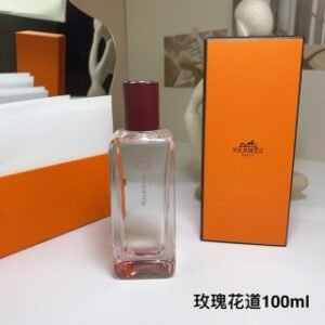 💹65✍️专柜版本
爱马仕闻香系列玫瑰花道香水100ml
🔜 一比一质量❗️玫瑰花道 ROSE IKEBANA
Hermes 爱马仕闻香系列玫瑰花道香水100ml
香调：辛辣木质调
气味：橙子辛香料果香麝香醋栗叶
茶叶玫瑰柠檬大黄
属性：中性香
香迷简评：这款香的味道我会用大气浪漫来形容，和尼罗河花园比较相似，但没有酸涩味，更多的是花香味。和DIOR的ADDICT2有那么一点点相似。官方对这款香水的形容很到位：空灵而有细腻的生命感。
