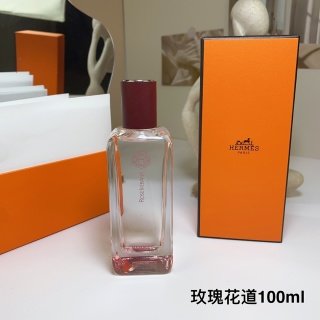 💹65✍️专柜版本
爱马仕闻香系列玫瑰花道香水100ml
🔜 一比一质量❗️玫瑰花道 ROSE IKEBANA
Hermes 爱马仕闻香系列玫瑰花道香水100ml
香调:辛辣木质调
气味:橙子辛香料果香麝香醋栗叶
茶叶玫瑰柠檬大黄
属性:中性香
香迷简评:这款香的味道我会用大气浪漫来形容,和尼罗河花园比较相似,但没有酸涩味,更多的是花香味。和DIOR的ADDICT2有那么一点点相似。官方对这款香水的形容很到位:空灵而有细腻的生命感。