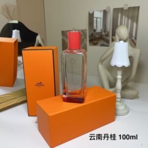 💹65✍️专柜版本
爱马仕闻香系列云南丹桂香水100ml
🔜 一比一质量❗️云南丹桂 OSMANTHE YUNNAN
Hermes 爱马仕闻香系列云南丹桂香水100ml
香调：花香果香调
前调：橙子茶叶
中调：桂花小苍兰
后调：皮革杏
属性：中性香
香迷简评：JCE就是有这样的本事，只用5至6种香材就能将世间万物的神韵刻画。正如同他在紫禁城里被绽放的桂花迷了眼，用云南的茶香包裹出这支简约美味的气息。从甜如蜜渡到深澈茶香，桂花的甜被完美中和，流露出云淡风清的人闲桂花落之感，极美。