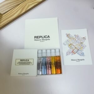 💹30✍️专柜版本
梅森马丁马吉拉试香五件套2ml×5
味道分别为:慵懒周末，爵士俱乐部，鲜花市场，壁炉火光，航海日记