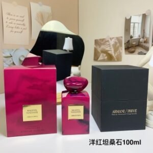 💹60✍🏻专柜版，
阿玛尼2022新香高定私藏香水非洲洋红坦桑石-野游人100ml

东方辛辣调
核心香原料:辛辣烟草
这款香水描绘了坦桑尼亚平原黎明时分的景象，
独特的香料混合咖啡豆与烟草形成鲜明对比，犹如在广袤的非洲原野上的游牧人，清晨时分睁开双眼，被梦幻般的洋红黎明而唤醒，小豆蔻揭开内心充满原始的冲动，随初生的红日释放出强烈的辛辣烟草气息，活力的辛香丝丝暖意与野性不断迭起，游猎于原野之上奔逐在自由之间，毫不掩饰内心的热忱，主动而大胆的奔赴野性与天际。