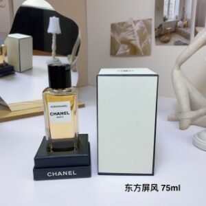 💹52✍️专柜版本
香奈儿珍藏系列香水75ml
东方屏风EDP Chanel Coromandel,2016
品牌:香奈儿
香调:木质东方调
前调:柑橘 橙花油 苦橙
前调:茉莉 玫瑰 广藿香 鸢尾根
后调:焚香安息香脂琥珀木质香麝香乳香白巧克力
属性:中性香
标签:琥珀木香广藿香