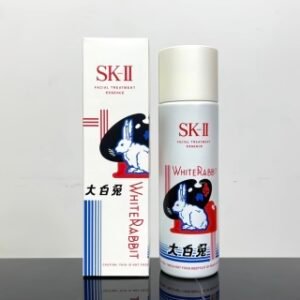 💹25✍🏻专柜版,
SK大白兔神仙水230ml!经典遇上经典,白兔限定版神仙水瓶身细致还原了大白兔的图案~磨砂外壳摸起来高级有质感,可可爱爱的瓶子光摆在化妆桌上都赏心悦目啦!连纸壳外包装也是限定大白兔的,这不牢牢抓住少女心?