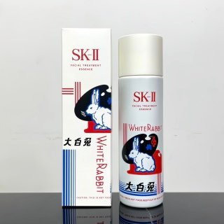 💹25✍🏻专柜版,
SK大白兔神仙水230ml!经典遇上经典,白兔限定版神仙水瓶身细致还原了大白兔的图案~磨砂外壳摸起来高级有质感,可可爱爱的瓶子光摆在化妆桌上都赏心悦目啦!连纸壳外包装也是限定大白兔的,这不牢牢抓住少女心?