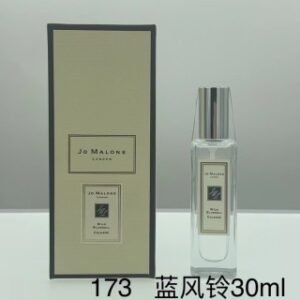 💹40✅专柜版,
祖马龙香水经典款30ml,8个味道如下:
蓝风铃,英国梨与小苍兰,鼠尾草与海盐,黑莓,青柠,橙花,杏桃花与蜂蜜,牡丹与胭红麂绒。
