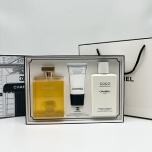 💹100✍🏻专柜版，
香奈儿山茶花洗护三件套！内含：coco身体乳200ml，嘉柏丽尔沐浴露200ml，山茶花洗面奶中样30ml。