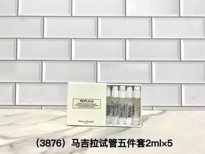 💹30✍🏻专柜版,
马丁马吉拉试管香水小样2ml五件套!内含:2ml×5带喷头。