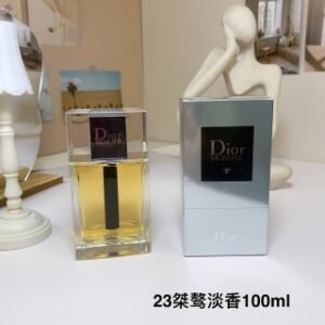 💹65✍🏻专柜版，
迪奥桀骜edt男士淡香水23款125ml！大胆无畏的优雅格调别出心裁的芳昋创作，兼具清新感与木香调，如水般清逸，释放瞬息便引人心阳刚硬朗的鸢尾花香氛，它引人注目，却毫不张扬它的存生，已然非同寻常。这款芳香钜作一如每位Dior迪奧桀骜男士，变化莫测。pior迪奥桀骜男士香水摒弃一切男子气概的陈词滥调，探索一种全新的阳刚气息显而易见又深沉复杂。”Dior迪奥首席调香师 Francois Demachy！