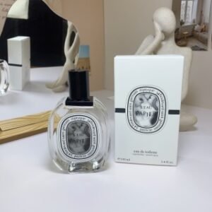 💹42✍️专柜版本
Diptyque/蒂普提克100ml纸上
香调:柑橘馥奇香调
前调:青柠橘子柠檬日本柚子
中调:百里香
后调:木质香
适合人群:独立热情,内心永远年轻,喜爱时尚