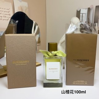 💹65✍️专柜版本
BUEBERRY/博柏利巴宝莉 高定系列山楂树花香水100ml
山楂花
INPUT TITLE
带着脂粉的鸢尾混合着清冷的皂感白花,给人一种非常大气
的感觉。温柔的花香透露些青绿的味道,香味给人温柔细腻
又带着些捉摸不透的文艺味道,这是属于少女的灵动香气。