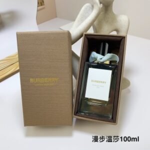 💹65✍️专柜版本
漫步温莎INPUT TITLE
巴宝莉漫步温莎100ml香水
一不留神就会陷入“初识有距离感,但接近后又让人忍不住沉沦的温柔陷阱”柑橘气息扑面而来,仿佛泼下一杯清橘汁,闻起来有点涩涩的酸绿。香气慢慢散开,闻得到轻盈温润的草本香气,像是雨天在草丛里奔跑的感觉,尽是植物的清新与鲜绿。