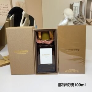 💹62✍️专柜版本
巴宝莉 都铎玫瑰Burberry Tudor Rose,2017
博柏利巴宝莉
香调:花香西普调
前调:香柠檬
中调:玫瑰玫瑰茉莉桃子
后调：广藿香龙涎香开司米酮皮革
屋性:中性香
标签：木香玫瑰琥珀广藿香动物
柑橘皮革脂粉树脂花香