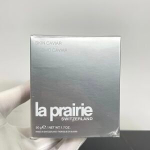 💹100✍️专柜版本
莱珀妮/莱伯妮鱼子酱珍珠胶囊精华50g🔜102407311编码！配棉巾盒装❗️La Prairie莱珀妮LP蓝鱼子酱珍珠囊凝胶精华50ml/50g配中文标！laprairie莱伯妮蓓丽蓝鱼子酱珍珠囊凝胶。孕期也在用的精华凝胶！！小小的金黄色珍珠胶囊很像鱼籽哎，颗颗饱满，用起来用搭配的小勺子挖一点到手掌压碎，然后避开眼周涂脸或者脖子~
使用感:会让皮肤变软，首次使用皮肤摸起来嫩嫩的;长期用会使皮肤变得精致有弹性!像我这种老阿姨级别的还是比较青睐于这种紧致类护肤品一个人建议25岁+的妹子们使用吧	而且在莱伯妮鱼籽系列中	莱伯妮鱼子酱珍珠囊精华50g。它的价格很OK呢💢