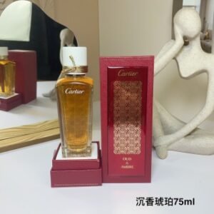 💹80✍️专柜版本
沉香木琥珀OUD & AMBER
卡地亚Cartier香水75ml
卡地亚 (Cartier) 将沉香木和琥珀结合在一起,
在来自东方的两大香水传奇之间进行了一场创造性的战斗。