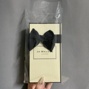 💹45✍️专柜版本
祖马龙洗发露250ML青柠
🔜 一比一质量❗️祖马龙Jo MaloneLondon洗发露250ML味道:青柠罗勒与柑橘！洗头的时候有一股淡淡的清香柠檬味道，是一种很让人舒服的味道洗完之后头发很清爽舒服带有点蓬松而且香味非常持久