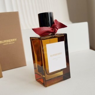 💹65✍️专柜版本
巴宝莉Burberry 高定香水—琥珀石楠|||Burberry琥珀石楠,我愿称之为琥珀香之神
喜欢木质调的姐妹。这款真的值得购入!
✨非常纯粹好闻琥珀香、味道会偏甜,但绝对不是甜腻,是恰到好处,并且整个人散发着优雅和知性,感觉特别的有故事、有深度
就像琥珀透亮、金黄的质感
上身后感觉自己身边萦绕着暖暖的气息
本来是一支适合冬天用的香
在最热的时候用了这个试香
竟意外的觉得好闻
天热用暖香 天冷用冷香
果然是会有惊喜的
气味:琥珀、香草、广藿香、龙涎香、安息香脂、劳丹脂、秘鲁香脂、妥鲁香脂、零陵香豆
香水分享 好物推荐 秋冬季节香水推荐