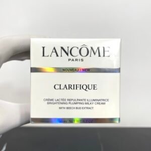 💹35✍️专柜版本
老款 兰蔻极光面霜50ml )。40VD91编码!兰蔻美白极光面霜50ml 这是油皮、混油皮用的面霜,非常非常清爽,也足够!滋润油皮混油皮,非常好吸收,主打功效:美白+补水,使用后真的会明显感受到提亮肤色,很有健康的光泽,而且补水不油腻,能有效平衡水油,即使是干燥的冬天也不会有缺水的感觉。兰蔻极光5号霜!