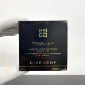 💹28✍️专柜版本
纪梵希黑丝绒四宫格散粉 ，1G01编码！正装4×3g黑丝绒圣诞新品散粉!纪梵希酷起来也太拽了!圣诞黑丝绒限量!黑金配色高级感拿捏了!颜色是淡紫色系，黄皮默默微笑四格颜色有的偏白有的更紫一丢，能提亮肤色!主要还是包装太好看了