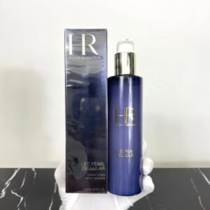 💹42✍🏻专柜版,
赫莲娜黑珍珠爽肤水200ml!少有的在配方中加入了玻色因的水类产品,整条线的用料逻辑高度统一,花式抗氧化植物提取物的种类完全一致👏👏乙醇加了不少,白色的半透明液体,质地近乎于乳液,但推开极为丝滑细腻,上脸之后吸收迅速,润而不黏,能明显感觉皮肤喝饱水的饱满~