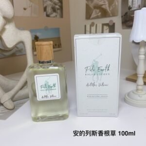 💹50✍️专柜版本
安的列斯香根草
RALPH LAUREN/拉夫劳伦地球香水系列淡香氛100ml
雨林中磅礴而生的馥奇木质调
香根草心深邃烟熏的特质，
被波旁香草温柔相融，酝酿一场骤雨。
锐利鲜明的绿橘，伴随依兰的辛辣花香，
若雨水倾涌而下，由叶隙滑落，
砸入层层苔藓和潮湿泥土里。
暴雨浸润下，香根草破土而出，以深沉醇厚的气息，带您领略暴雨过后这片美洲森林原始的自然之韵。
前调：绿橘
中调：波旁香草
后调：香根草