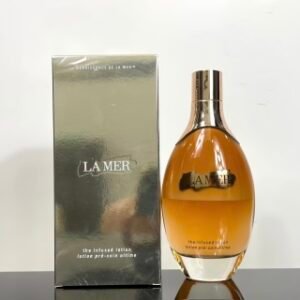 💹28✍️专柜版本
海蓝之谜鎏金焕颜精华水150ml，还是原来的味道，内含传奇面霜的双层水乳质地，令肌肤仿若天鹅绒般柔嫩细腻。水润保湿，修护滋养，促进吸收，激发惊人功效👍用前要先摇匀，白色的乳状质地，特别滋润好吸收，补水性极强💢