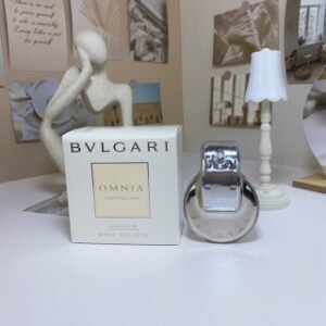 💹40✍️专柜版本
Bvlgari宝格丽天之骄女白晶白水晶晶莹纯香女士香水65ML
香调:清新东方调
前味:竹子、丰山水梨、佛手柑、香柠、橙花醇、蜜柑
中味:蓮花、白牡丹、山百合
後味:琥珀、热带伐木、檀香、麝香