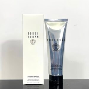 💹20✍️专柜版本，
芭比布朗椰子洗面奶125ml🔜Bobbibrown芭比布朗椰子洁面使用感惯例交代一下，混油，除了不长斑啥都长，看着这款停产，又看着它复产，一下下手整了6支，漂洋过海的终于到手了。
质地还是很厚的，味道跟椰子没有半毛钱关系，叫椰子是因为里面含有椰子的提取物，味道其实更接近煮开了的艾叶水的味道。
泡沫偏大，没有资生堂时光琉璃细腻，清洁度倒是值得肯定，比海蓝之谜要洗的干净，保湿度低于时光琉璃高于棉花籽。这个价位在油，混油的洗面奶中性价比还是OK的。油皮混油最重要的就是洗干净脸，洗不干净你用再好的产品都是白搭。干皮秋冬要避开💢