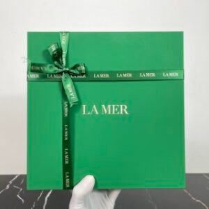 💹210✍️明通版本
海蓝之谜护肤礼盒三部曲🔜配礼袋❗️LAMER铁三角🥰海蓝之谜精粹水乳洁面三件套礼盒👉洁面125ml+新版精粹水150ml+精粹乳125ml。
