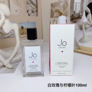 💹65✍️专柜版本
JO LOVES祖氏挚爱香水  白玫瑰与柠檬叶100ml
[花香调]
前调：柠檬皮苦橙粉红胡椒
中调：玫瑰天竺葵铃兰紫罗兰
后调：玫瑰丁香花蜂蜜广藿香琥珀麝香