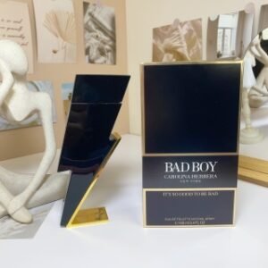 💹55✍️专柜版本
卡罗琳娜黑色坏男孩CH Bad Boy男浓香水100ml
Carolina Herrera BAD BOY 全新男香闪电出击!
前调: 黑白胡椒, 香柠檬
中调: 雪松, 鼠尾草
后调: 可可, 琥珀木, 绫香豆
特色: 沉稳中带调皮，阳刚之气表露无遗，将男人味演绎得淋漓尽致