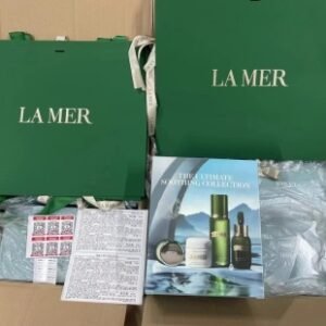 💹300✍️明通版本
新品[庆祝][庆祝][庆祝][庆祝]
海蓝之谜卓效舒愈四件套
(浓缩50ml；精粹水150ml；面霜60ml;唇膜9g)，件12套，现货供应[微笑]