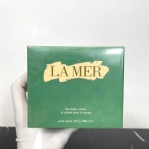 💹42✍️专柜版本
海蓝之谜身体乳300ml🔜对版膏体❗️配中文标❗️海蓝之谜赋活修护身体乳300ml✔有生之年一定要试试的身体乳——LaMer身体乳/霜✔️黄油质地，比较容易推开（乳的话更薄点，质地有点像冰淇淋）。涂上去不会很粘，吸收效果也很棒。香味：温和，优雅，治愈，延续了LAMER家的海藻味道，有种高级感吧，💢