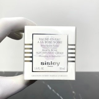 💹32✍️专柜版本
希思黎黑玫瑰面霜50ml ,256141编码!配中文标❗️Sisley/希思黎黑玫瑰面霜,炒鸡水润,又水润又不油腻很舒服,非常纯正鲜活的玫瑰味道,很高级,淡淡的玫瑰味很舒心~三重保湿润养的玫瑰精粹功效真的太好用啦~使用几小时皮肤依然很滋润,提亮肤色,长效保湿功效真的不是说说而已,第二天起床感觉脸色丰盈焕亮的