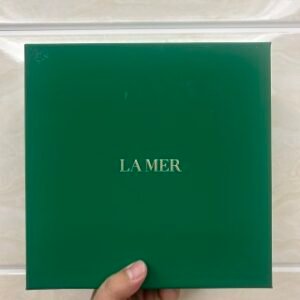💹150✍️明通版本
海蓝之谜尊享两件套礼盒装,配礼袋❗️套装内含:新版海蓝之谜精粹水150ml+海蓝之谜净透洗面奶125ml里面🈶️海藻精华,味道很舒服 就算是及其脆弱的干性肌肤都可以放心用,因为非常温和保湿,洗后一点也不紧绷,痘痘油性肌肤来用 会感觉很清爽舒适,深层清洁效果很好!而且坚持用皮肤都会变细滑很多,淡化痘印和均匀肤色的效果也很好,海蓝之谜水面奶两件套礼盒装。