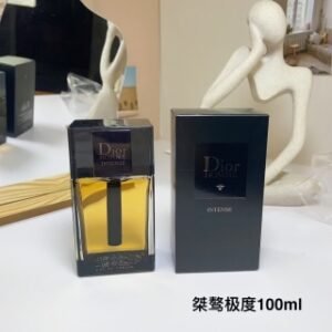 💹60✍️专柜版本
838185迪奥桀骜极度edp男士浓香水24款100ml！大胆无畏的优雅格调别出心裁的芳昋创作，兼具清新感与木香调，如水般清逸，释放瞬息便引人心阳刚硬朗的鸢尾花香氛，它引人注目，却毫不张扬它的存生，已然非同寻常。这款芳香钜作一如每位Dior迪奧桀骜男士，变化莫测。pior迪奥桀骜男士香水摒弃一切男子气概的陈词滥调，探索一种全新的阳刚气息显而易见又深沉复杂。”Dior迪奥首席调香师 Francois Demachy！
