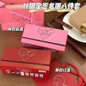 💹60✍️专柜版本，
TF限定签名版香水小样八件套A款粉盒/B款红盒，两款到货⬇︎⬇︎⬇︎
TF限定签名版八件套A款粉盒7.5ml🔜   乌木，暗麝心魄，雪映流光，晚香玉，荆刺玫瑰，中国玫瑰，阿马尔菲玫瑰，俄罗斯玫瑰。

TF限定签名版八件套B款红盒7.5ml🔜失落樱桃，电光樱桃，烟熏樱桃，苦桃，阳光琥珀，橙花油，白麝香，圣木