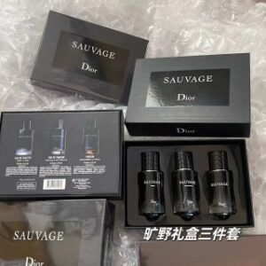 💹48✍️普通
【迪奥旷野香水中样三件套】套盒内含：迪奥旷野EDT淡香30ml➕迪奥旷野EDP淡香精30ml➕迪奥旷野perfum浓香精30ml海南免税渠道货源 防伪🉑️查询真伪所见即所得 认准独家实拍七夕情人节送给男朋友的最佳礼物太戳人 太适合送礼了哇✨每一次使用都是满满的新鲜感中样30ml也超便携 随时随地补香超级方便