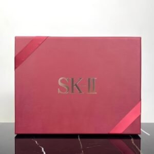 💹105✍️SK专柜礼盒五件套🔜配礼袋❗️国内专柜五件套✔SKII专柜版礼盒5件套现🎀 SK正装礼盒五件套，神仙水230ml+多元磨砂面霜80g+磨砂眼霜15g+护肤洁面120g+小灯泡50ml👍真的是特别合适的一套，里面都是sk2家的核心产品，对于一直长草却还在观望的宝宝来说入一套，可以感受一下它的强大，[机智]送朋友领导♥️真的特别有面儿💢