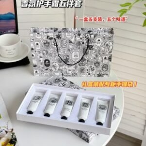 💹40✍️专柜版本
蒂普提克护手霜五件套!内含:30ml*5。味道:杜桑/玫瑰之水/杏仁牛奶/肌肤之花/巴黎之水。
