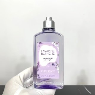 💹35✍️专柜版本
欧舒丹白色薰衣草身体乳/沐浴露250ml🔜2077853编码!单瓶价❗️ 味道对香 ,封口带Logo标签,背面标签带暗纹❗️欧舒丹白色薰衣草身体乳与沐浴露都有一个共同的特质,有着一样柔软细腻的薰衣草花香,区别于其他花香,欧舒丹的白色薰衣草花香层次分明。以清新酸甜的柠檬香气开场,彷佛进入南法水果园,柠檬的香气围绕身边,令人心情舒畅。继而是淡淡地薰衣草花香将我们拉到了普罗旺斯的薰衣草花园,蓝天白云下的紫色绵延不绝覆盖了整片山丘,微风拂过,薰衣草随风舞动,香气弥漫飘散,在阳光的照耀下如梦似幻,令人陶醉。尾调则是温柔的白麝香,如同阳光下洁白柔棉的亚麻布床单,暖暖的阳光味道与薰衣草融合在一起,让人很想紧紧拥抱,轻轻呼吸这澄净的气味