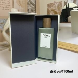 💹50✍️专柜版本
罗意威奇迹天光女款淡香水100ml
LOEWE AIRE SUTILEZA
马德里天光系列中花香最迷人、感觉最微妙的诠释。
这款花香清新宜人的香水，以柑橘调为前调，以白色花系茉莉为中调，
给人带来微妙而精致的感觉，体验生命的精致和轻盈。