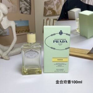 💹45✍️专柜版本
普拉达新款100ml！味道：金合欢香，远航柑橘，河畔香根，苦杏怡情，融雪松木，苦橙橘香，漫无花果，鸢尾轻芳，浴水玫瑰。