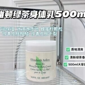 💹28✍️专柜版本
雅顿绿茶身体乳罐装500ml🔜Y22527C编码！带盒装❗️雅顿身体乳500ml🇬🇧Elizabeth Arden雅顿绿茶香氛身体乳500ml，绿茶香水味，一款非常好的身体滋润产品！蕴涵雅顿经典绿茶香水的幽香，清新的气味能舒缓紧张的情绪，有“隐形香水”之称，香味持久清新，和它家大名鼎鼎的绿茶香水。冲完凉擦它，是最好的💢