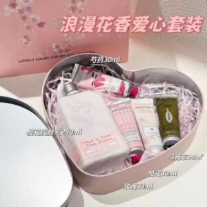 💹65✍️专柜版本
欧舒丹浪漫花香爱心套装
🔜 一比一质量❗️内含:樱花身体乳250ml,玫瑰护手霜30ml,芍药护手霜30ml,橙花护手霜30ml,马鞭草护手霜30ml。