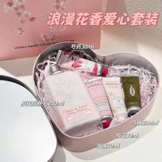 💹65✍️专柜版本
欧舒丹浪漫花香爱心套装
🔜 一比一质量❗️内含:樱花身体乳250ml,玫瑰护手霜30ml,芍药护手霜30ml,橙花护手霜30ml,马鞭草护手霜30ml。